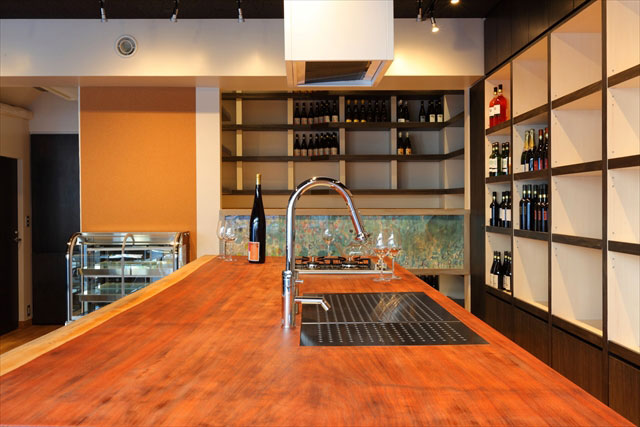 ブビンガという樹種の無垢1枚板をキッチンの天板に。店の象徴となる存在感と重厚感を出しています。