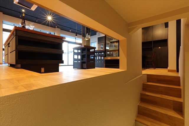 半地下のワイン庫に設けた間口から店内を覗いたところ。非日常のような世界が新鮮に感じられます。