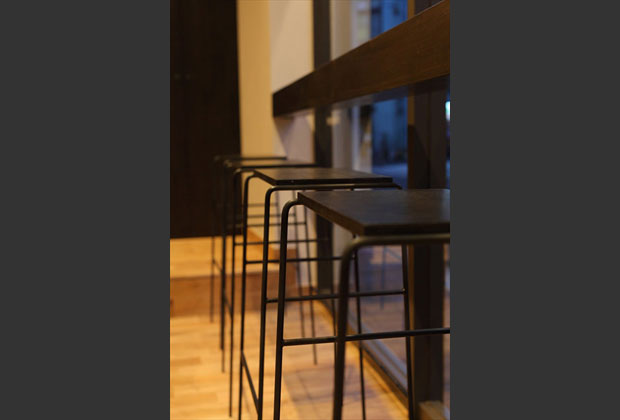 スタッキング可能なハイスツール。こちらも新たにデザインしたオリジナルオーダー家具です。