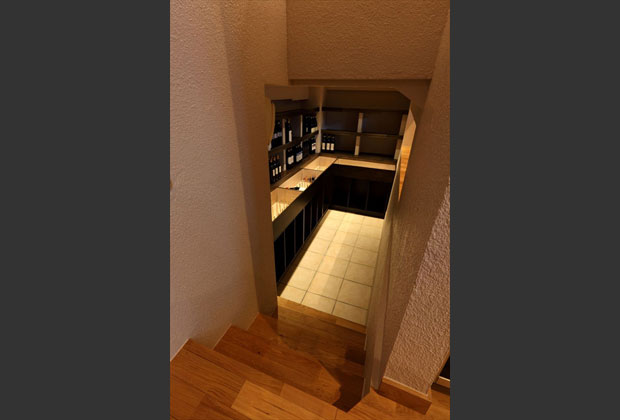 半地下のワイン庫は穴蔵のような雰囲気。