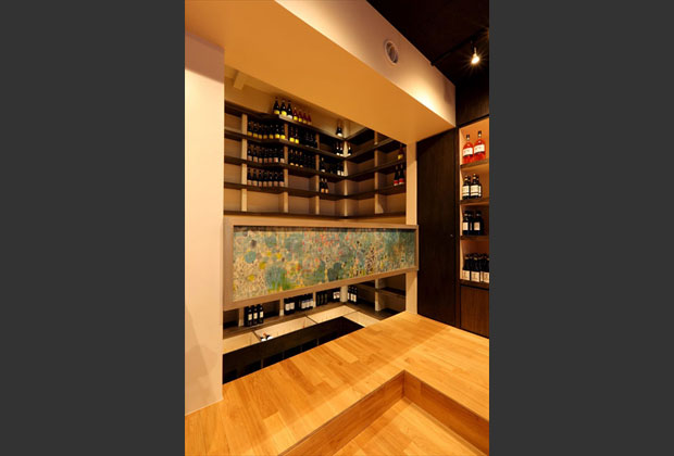 中2階のワイン庫。オーク材の無垢フローリングと合わせ、黒く着色したワイン棚は大容量です。