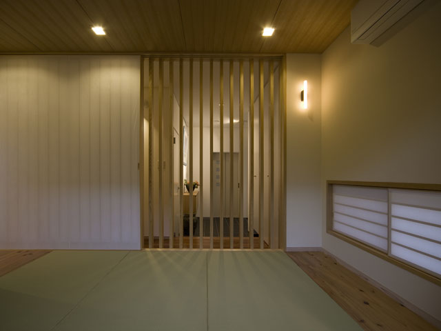 和室。襖を開けると、玄関ホールとひと続きに。奥行のある空間を演出