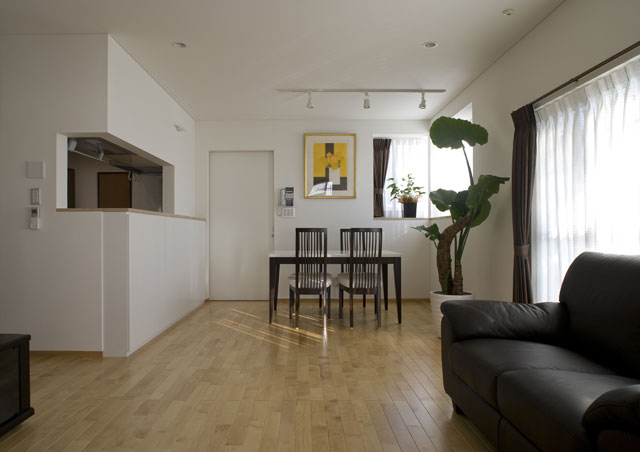 3階LDK。ダイニングは朝日を浴びながら朝食がとれるよう、明るくて気持ちの良い空間を目指しました