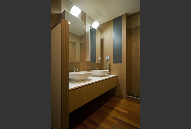 家族で同時利用できる、2組の洗面台。鏡の中にもコンセントを設置してあり、機能的