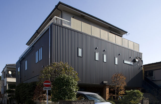 既存ＡＬＣを活かし、ガルバリウム鋼板を貼り付けるカバー工法。低コストながらも、印象の全く異なる外観を実現