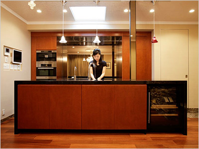 空間に溶け込む御影石の「家具」キッチン