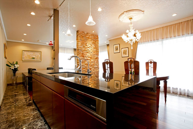 クォーツが入った黒い天板は、見る角度によって様々な表情を楽しめる「軽さ」と「存在感」がポイント