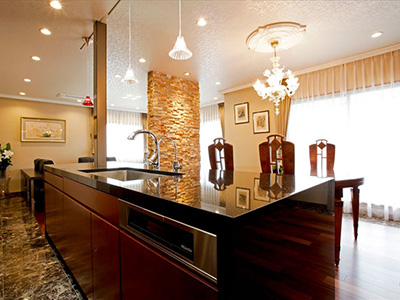 空間に溶け込む御影石の「家具」キッチン