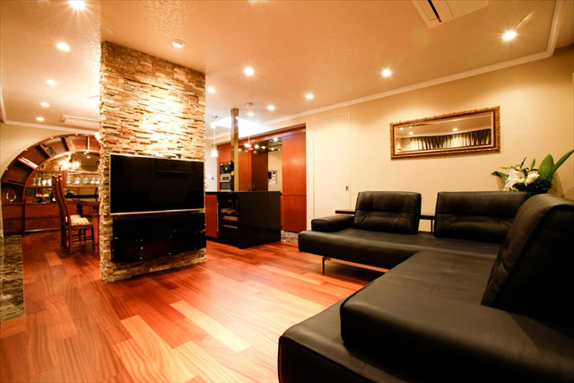 構造壁を石で包みリビングとダイニングを穏やかに分けています。リビング側はテレビやオーディオのベース。