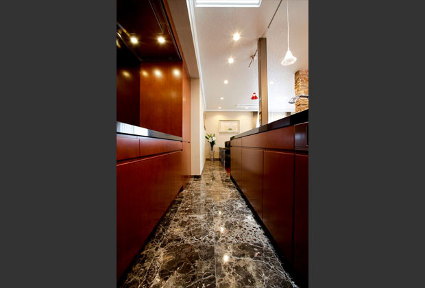 LDKの縁からキッチンまで続く大理石タイル。連続感と一体感を演出しています。