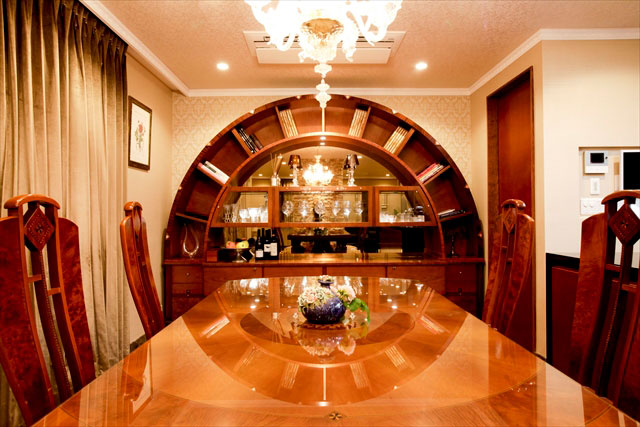 ダイニングテーブルと同じイタリアから輸入したアーチ型の本棚、重厚感の中に華やいだ雰囲気。