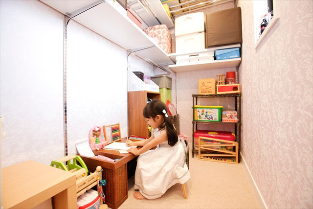 子供部屋に併設するウォークインクローゼットはお子様のお気に入りの場所となり、秘密基地に。