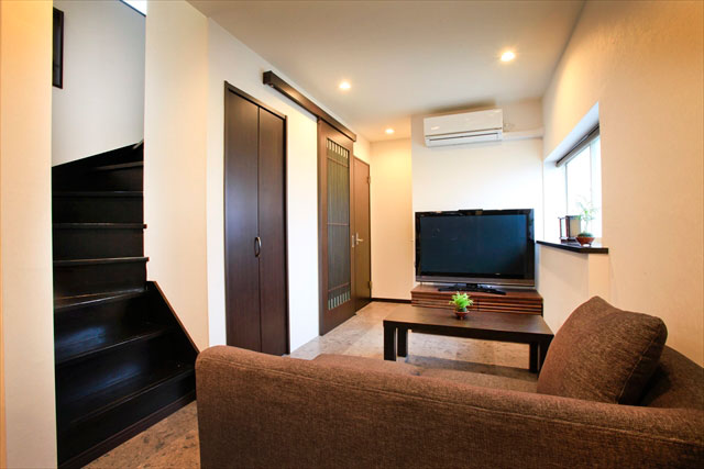 離れていたキッチンと茶の間を広々としたLDKに変更。リビング階段の採用で開放感のあるくつろぎ空間に。