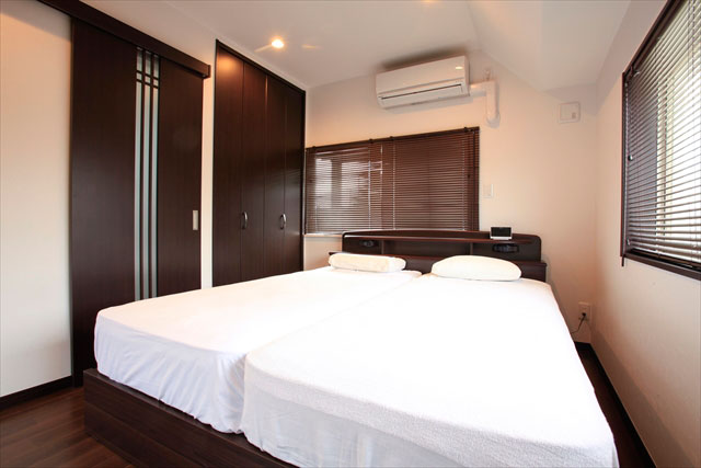 ３面に建物が隣接していない都内では珍しい立地、日中は明るく夜は静かな寝室。和の趣ただようスリット格子。