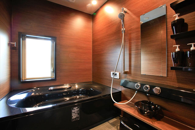 1日の疲れをお風呂で癒されたいご主人。浴室は1620サイズ、マイクロバブル仕様でゆっくりリラックス。