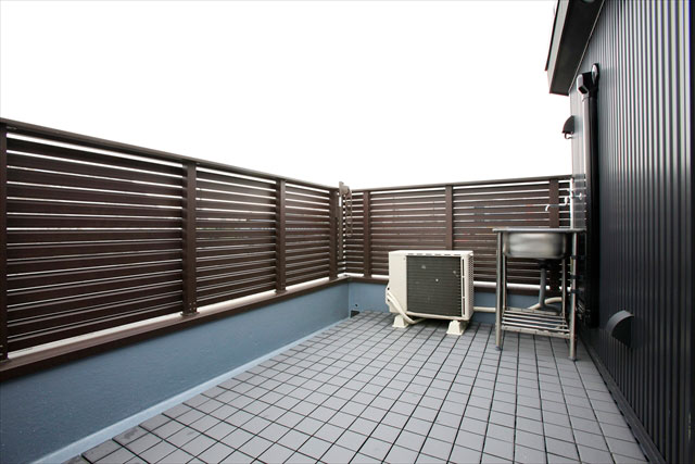 3階部分は減築し、広めのルーフバルコニーに変更。