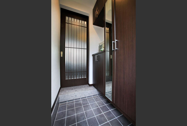 京町屋をイメージした玄関。石畳風のタイルや芦野石柄フローリングが雰囲気を出しています。