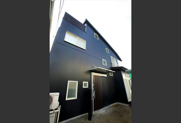 外壁は既存サイディングを剥がし、マットブラックのガルバリウム鋼板に。