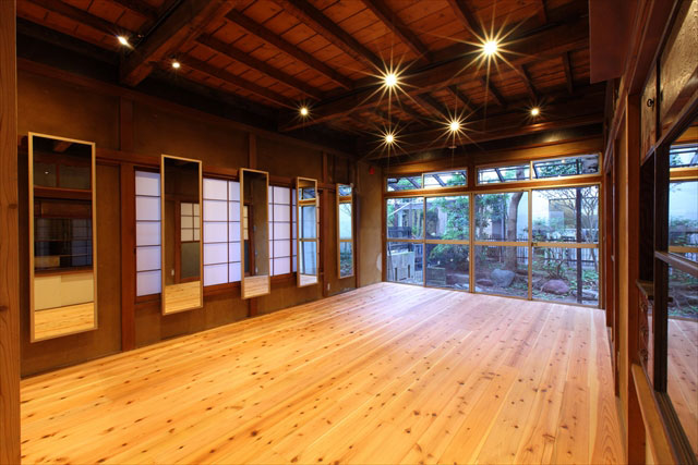 １階スタジオ。国産杉無垢フローリング、古い柱と砂壁、天井にスポットライトと必要最小限の工事のみ。