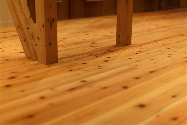 柱と筋交いの１部は交換。杉を使用することで床材との相性も良く、違和感なく収まりました。