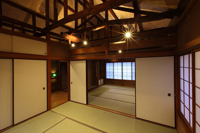 ２階の床は畳を残して１階との使い分けを意識。襖や障子は人数に応じた教室の広さを確保。