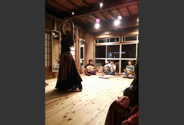 オープニングパーティの様子。仕上げ材の吸音性のバランスが良く、民族楽器の音や歌声が心地よく響く空間。