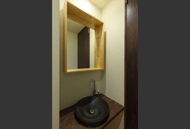 スタジオに併設、化粧コーナーの手洗いスペース。IKEAの鏡を利用してローコストと意匠性・機能性を実現。