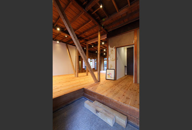 1階玄関。たたきや上がり框はそのままに、フローリングの木口を見せる。段差を解消するステップは廃材を利用。