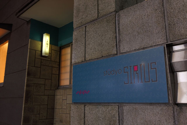 テーマカラーをターコイズブルーとした看板、ロゴマークも設計デザイナーの手によるものです。