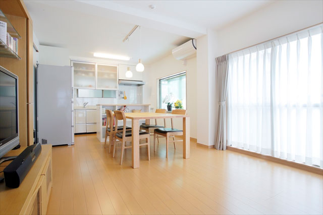 既存のシステムキッチンを生かした子世帯LDK。間仕切りをなくし伸びやかな団らんの場となっています。