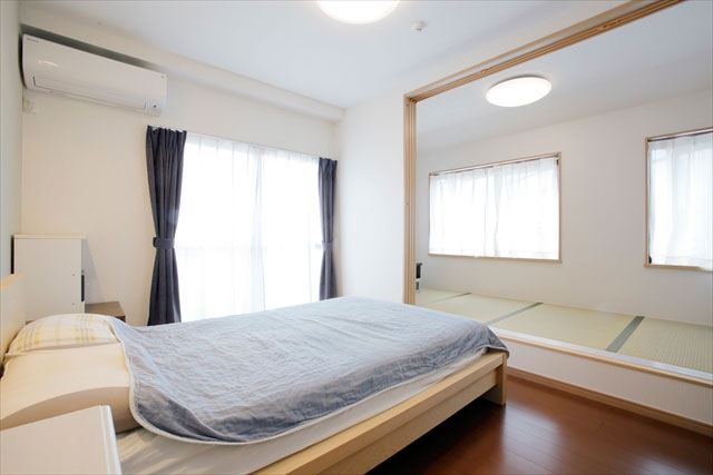 子世帯の寝室は、畳の小上がりを連続させて。お子様が生まれたらお世話の場としても活躍します。