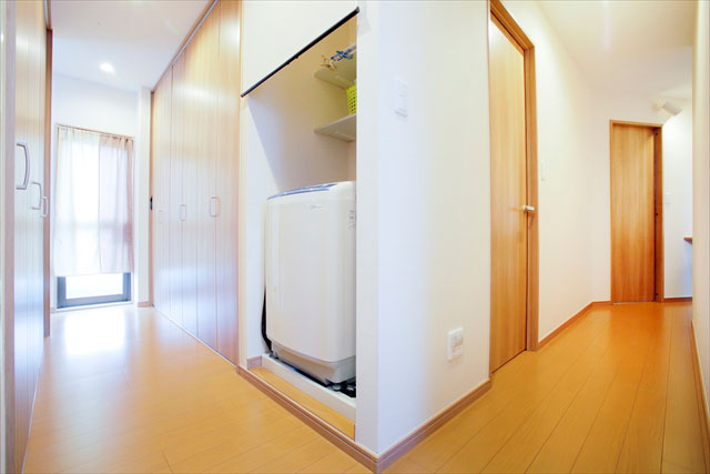 ユーティリティとウォークスルーの大容量クローゼット。その先に物干しのあるバルコニーが続きます。