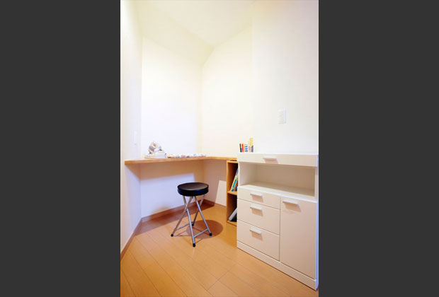 廊下の一角にはカウンターを。その時々で家事コーナーになったり、書斎になったり。