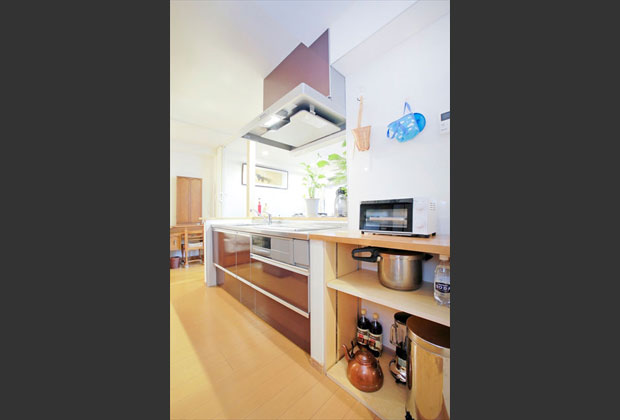 1階お母様住居のキッチン。お友達と談笑しながらおもてなしが出来るよう、オープンに。