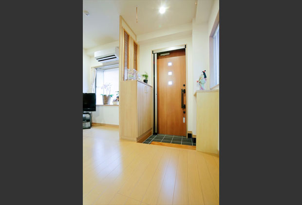 お母様住居用玄関は、ご近所のお友達が気兼ねなく立ち寄れるコミュニティの拠点となりました。