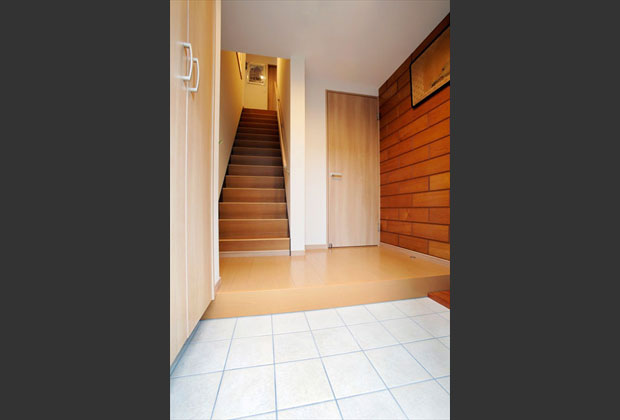 共通の玄関は、子世帯とお母様住居がつながる場となります。長物も入るたっぷりした収納も設えました。