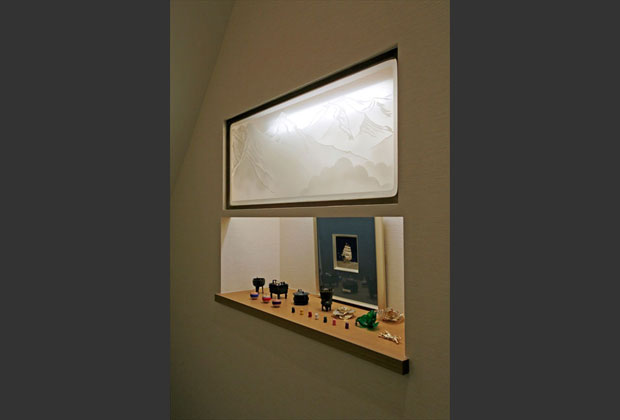 お父様の部屋についていた建具のすりガラスは、やわらかな光の照明として再利用。