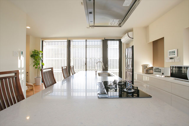 奥様こだわりのアイランドキッチン。料理、食事、ワークスペースと様々に活躍します。 奥様こだわりのアイランドキッチン。料理、食事、ワークスペースと様々に活躍します。