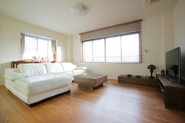 スタイリッシュな家具に彩られた、明るく広々としたリビング スタイリッシュな家具に彩られた、明るく広々としたリビング