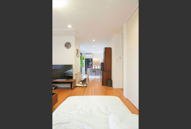 リビングからキッチンへ。「抜け」感が穏やかな連続空間をつくています。 リビングからキッチンへ。「抜け」感が穏やかな連続空間をつくています。