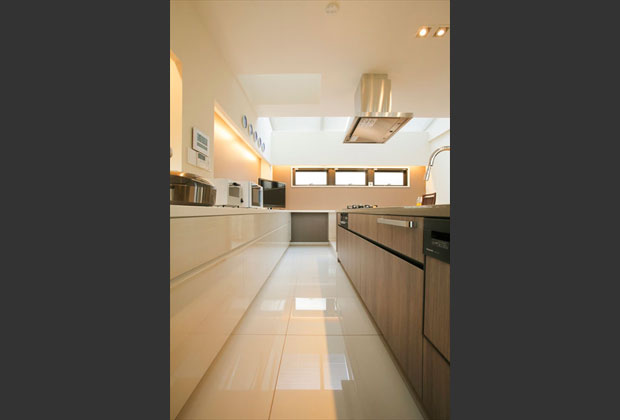 キッチン床は掃除のしやすいタイルに。 キッチン床は掃除のしやすいタイルに。