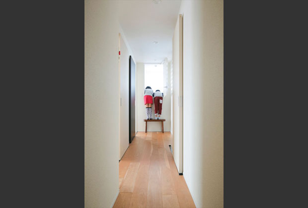 3階廊下の吹き抜けからは、キッチンに立つお母さんとのコミュニケーションが出来ます。 3階廊下の吹き抜けからは、キッチンに立つお母さんとのコミュニケーションが出来ます。