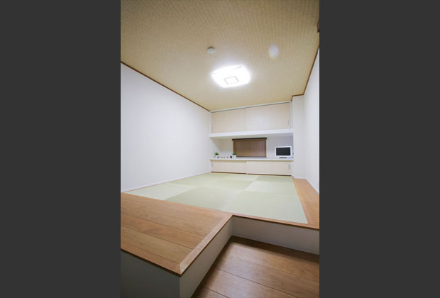 以前ダイニングキッチンだった場所は小上がりの和室にリフォーム。小上がり内部は大容量の収納になっています。 以前ダイニングキッチンだった場所は小上がりの和室にリフォーム。小上がり内部は大容量の収納になっています。