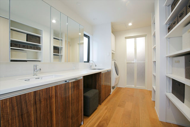 ゆったりとした洗面は、背面のたっぷりとした収納や予洗い用のサブシンク付です。 ゆったりとした洗面は、背面のたっぷりとした収納や予洗い用のサブシンク付です。