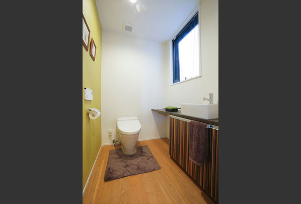 特徴的な造作手洗いカウンターのあるトイレは広々とした空間となっています。 特徴的な造作手洗いカウンターのあるトイレは広々とした空間となっています。