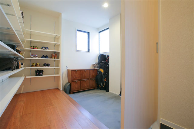 以前洗面や浴室だった部分は、玄関とつながる大きなシューズクロークに変貌。 以前洗面や浴室だった部分は、玄関とつながる大きなシューズクロークに変貌。