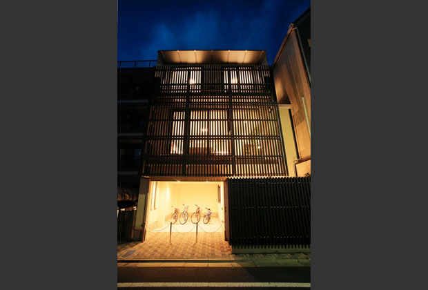 建物正面を覆う格子は外部からの視線をコントロールするとともに、落ち着いた趣も演出しています。 建物正面を覆う格子は外部からの視線をコントロールするとともに、落ち着いた趣も演出しています。