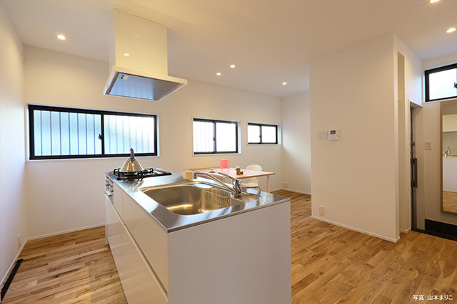 圧迫感でお悩みだったキッチンはアイランド型に。