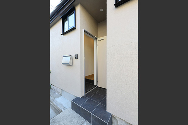 エントランスの配置を工夫し、プライバシーに配慮しました。外壁には遮熱塗装を施しています。
