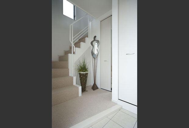 2階玄関。芸術的なオブジェが映える明るい空間 2階玄関。芸術的なオブジェが映える明るい空間